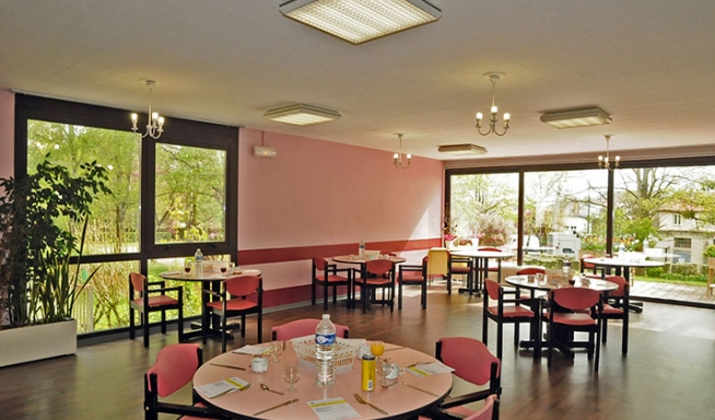 salle à manger commune lumineuse avec tables et chaises
